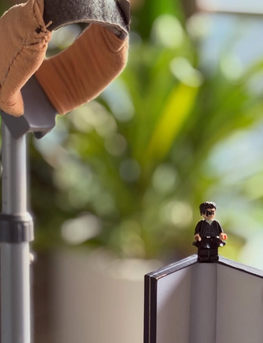 shiptothesky's tweet image. hrithik roshan should write a book, I feel he'll be too good in humourous philosophy genre. One of my favourite genre to read too🙇‍♀️

PS, this crutch-man will eventually fly. iykyk #Krrish4