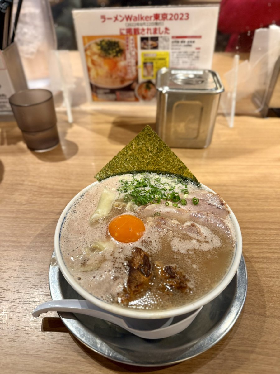 zoukaichiku's tweet image. 1/25 (日) 昼
三代目 博多 だるま @ 台場
極ラーメン (カタ)
替玉 (カタ)

アクアシティお台場での営業最終日にすべり込み！
美味いな〜😍💯