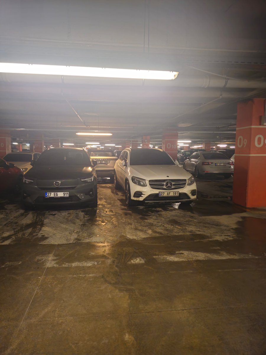 Primemall AVM otoparkında hatalı park. 🚗🚫