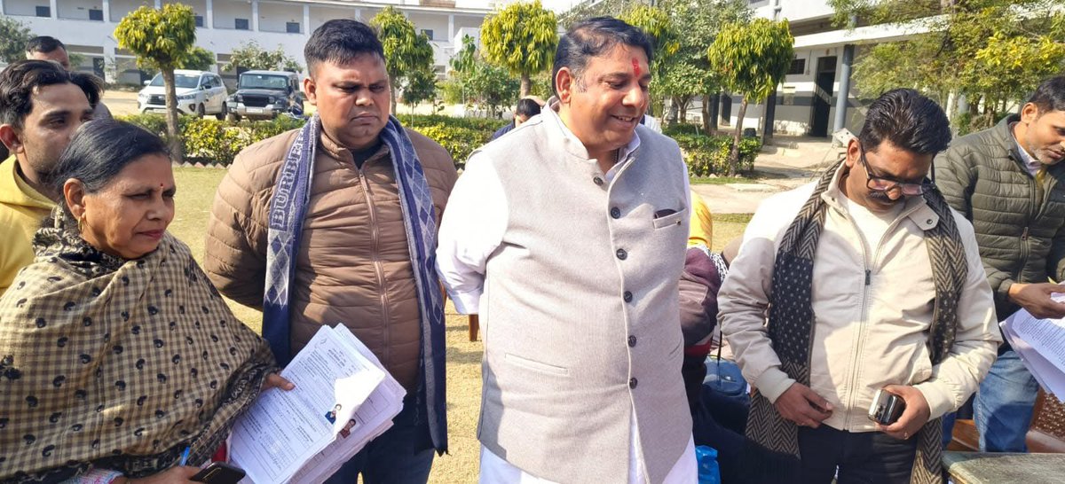 आज सेठ मुकुंद लाल इंटर कॉलेज, हापुड़ रोड में बूथ संख्या 387 से 400 तक जाकर BLO के कार्य का निरीक्षण किया।

निरीक्षण के दौरान सभी BLO को स्पष्ट निर्देश दिए गए कि कोई भी वैध मतदाता मतदाता सूची से वंचित न रहे तथा सभी पात्र नागरिकों का नाम समयबद्ध, पारदर्शी एवं सही प्रक्रिया के…..!