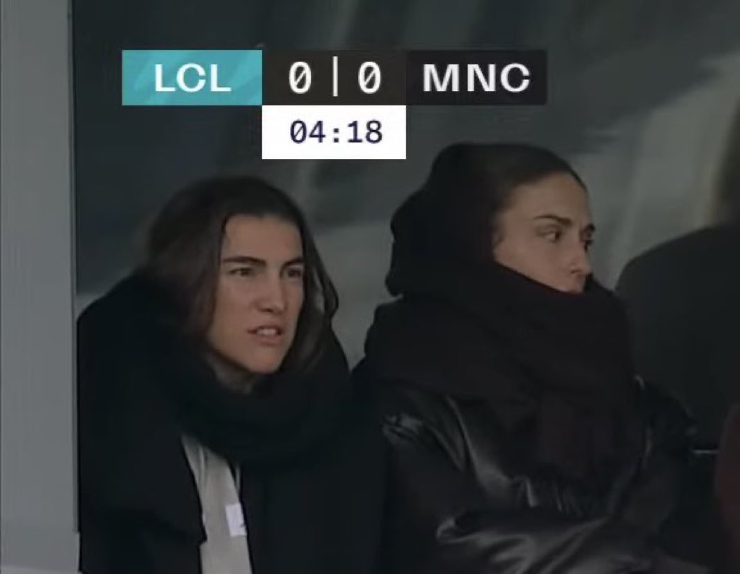 putellxscec's tweet image. seven degrees in london and she’s dressed like she’s in siberia