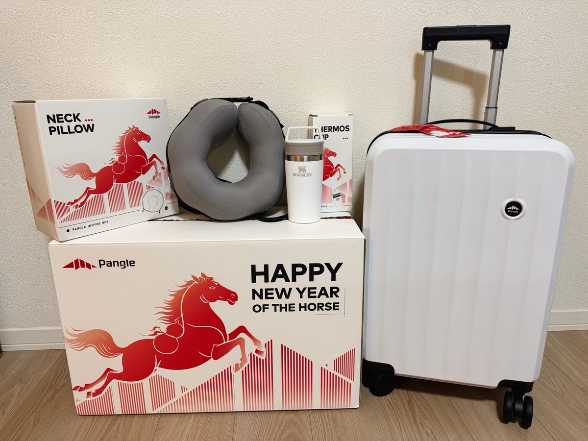 お取引先のPangleさんからのホリデーギフト🎁
引越しでバタバタしていたのでようやく開封

今年Holiday Trip Gift Setということでなんとスーツケース、スタンレーのカップ、ネックピロー🥰

年々豪華になってる気がしますね ありがとうございます！大切に使わせていただきます