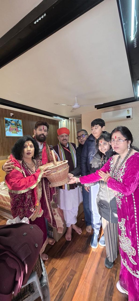 जय माता दी ....

नवरात्रि के पावन अवसर पर सपरिवार माँ वैष्णो देवी के दरबार में पहुँचकर माता रानी के दिव्य दर्शन एवं आशीर्वाद प्राप्त करने का सौभाग्य मिला। इस पवित्र यात्रा के दौरान श्रद्धा, भक्ति और आस्था से मन अभिभूत रहा।

सपरिवार माता रानी के चरणों में नमन कर सुख, शांति,