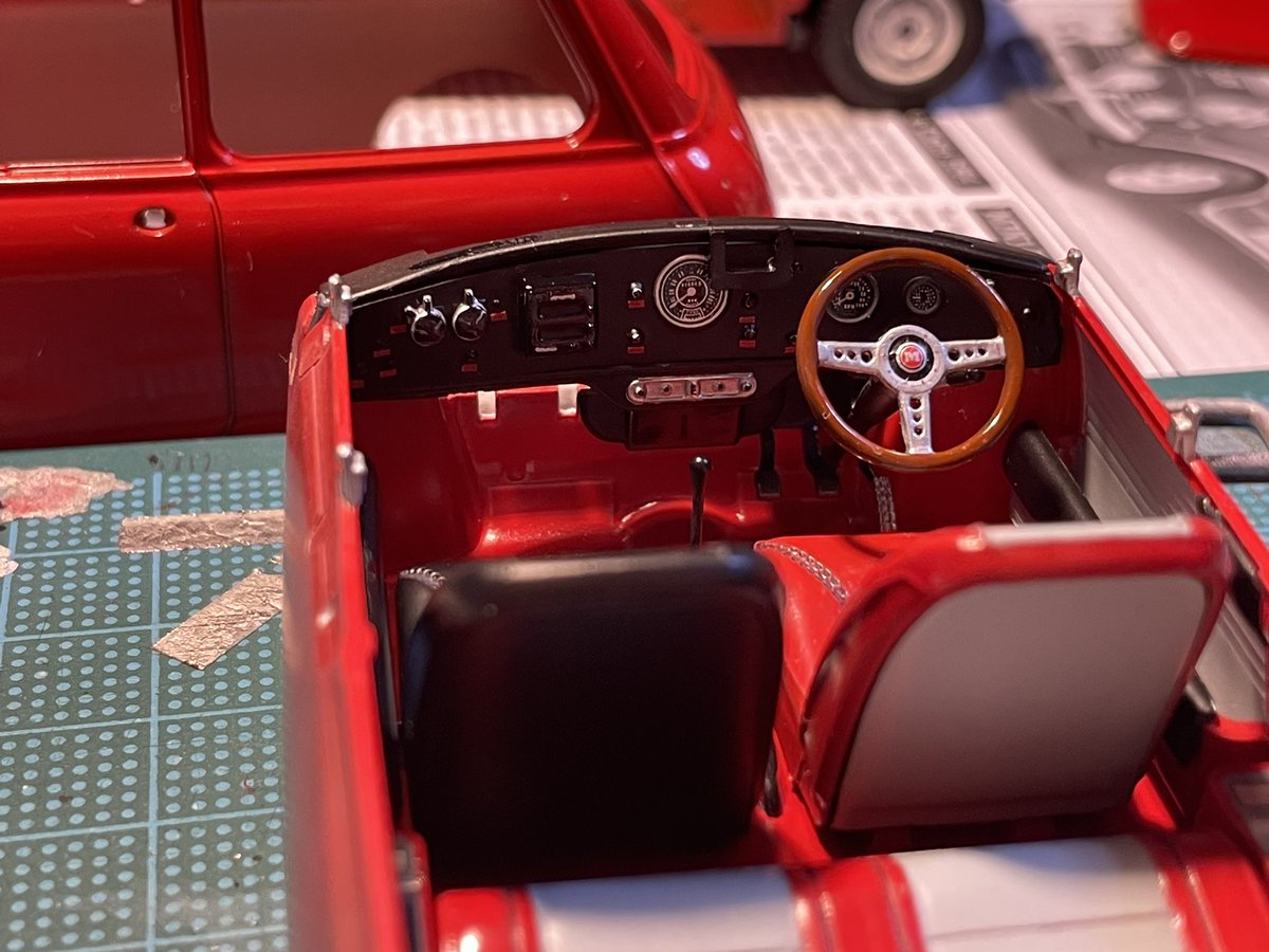 メーター周辺をちょっとそれっぽく。
37号車がこうかは知らん笑