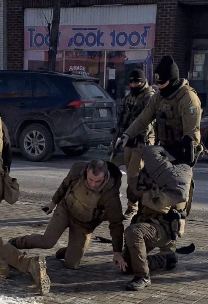 AlBuffalo2nite's tweet image. This photo is being used dishonestly.

A single frozen frame does not tell the story. Context does.

This individual was not peacefully complying. He was resisting arrest, armed, and attempting to get back up during an active enforcement action. Officers are trained that a…