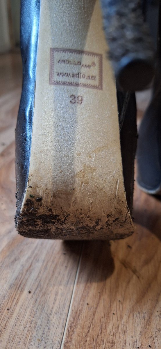 Leather Vikki tweet media