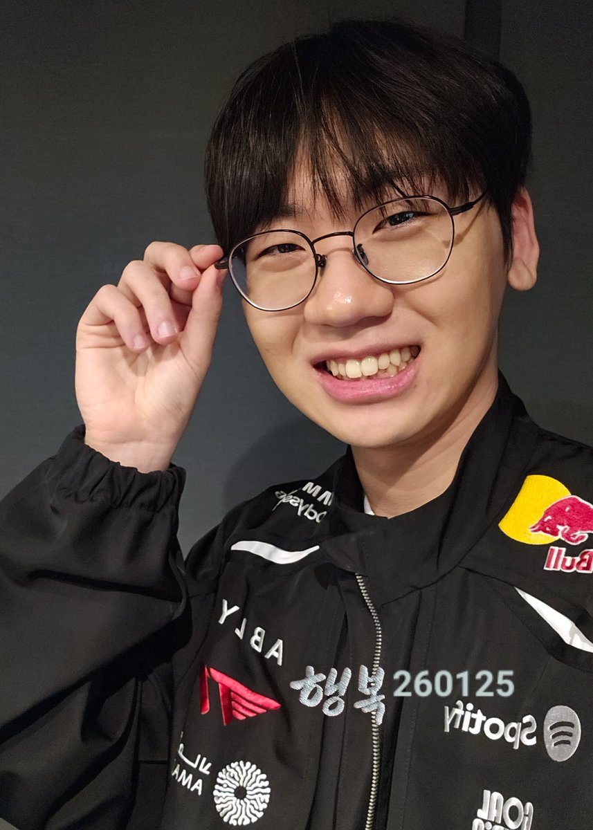 260125 LCK컵 T1 vs BFX 팬미 📸 
귀여운 안경 척! 🤓🐿👍 

#T1 #도란 #doran #최현준