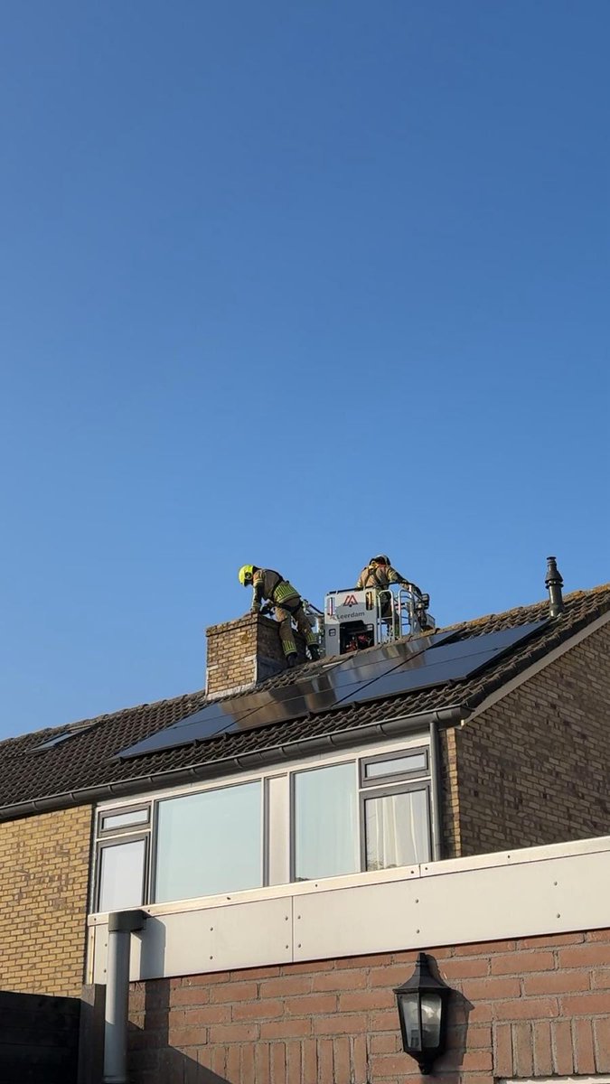 AsperenAlert's tweet photo. In het begin van de middag is de brandweer opgeroepen voor een schoorsteenbrand van een woning aan de van Arkelstraat (foto's Preventieteam). https://t.co/P8BTZzwsu9