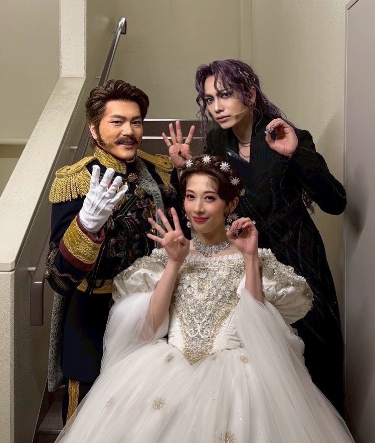V_T_Sato's tweet photo. ミュージカル
「エリザベート」

昨日の公演には同い年の7人が
出演していたんです♪

沢山の刺激をもらえる仲間達
温かい言葉に
いつも支えられています！

いっくんトートとさゆみちゃんシシィ
三人の組み合わせは
昨日が最後でした☆

ありがとうございました♪

#エリザベート
#同い年 https://t.co/7TiALBvedE