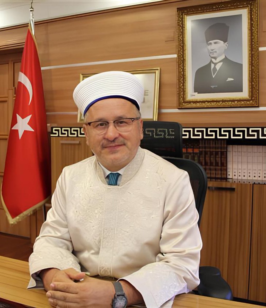 Bolu İl Müftüsü Hüseyin Demirtaş:

“Laiklik, din karşıtı bir ideoloji değildir. Dinin devlet işlerine karışmasını engellemektedir.

Laiklik ilkesi; dini, siyasi çekişmelerin malzemesi haline getirmemek için bir güvencedir.