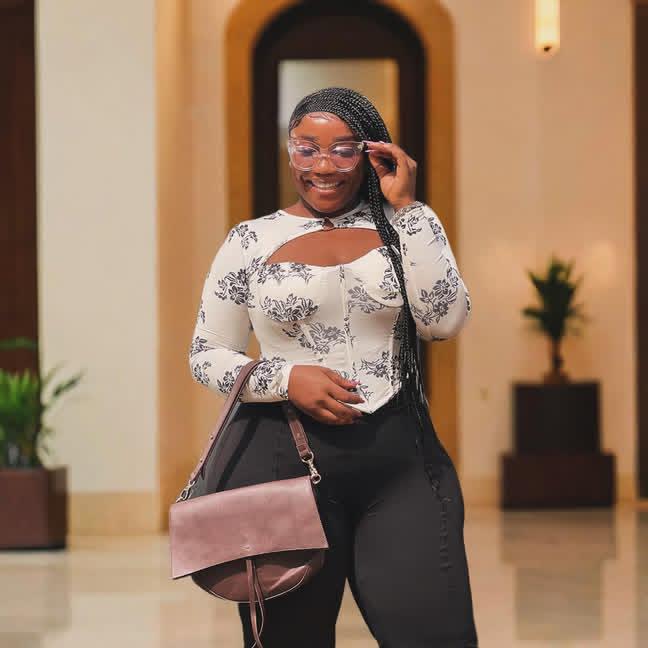 Alofficiel22's tweet photo. 💜🤍 #LIBERIA #girl #beautiful_model https://t.co/A2RCnD9leG