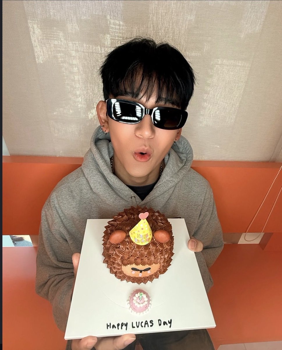 cherrycoldbrew's tweet photo. HAPPY LUCAS DAY
#ActorLUCASis27 
#우리태양_루카스_생일축하해
#黄旭熙0125生日快乐 https://t.co/FEdbG58Ddc