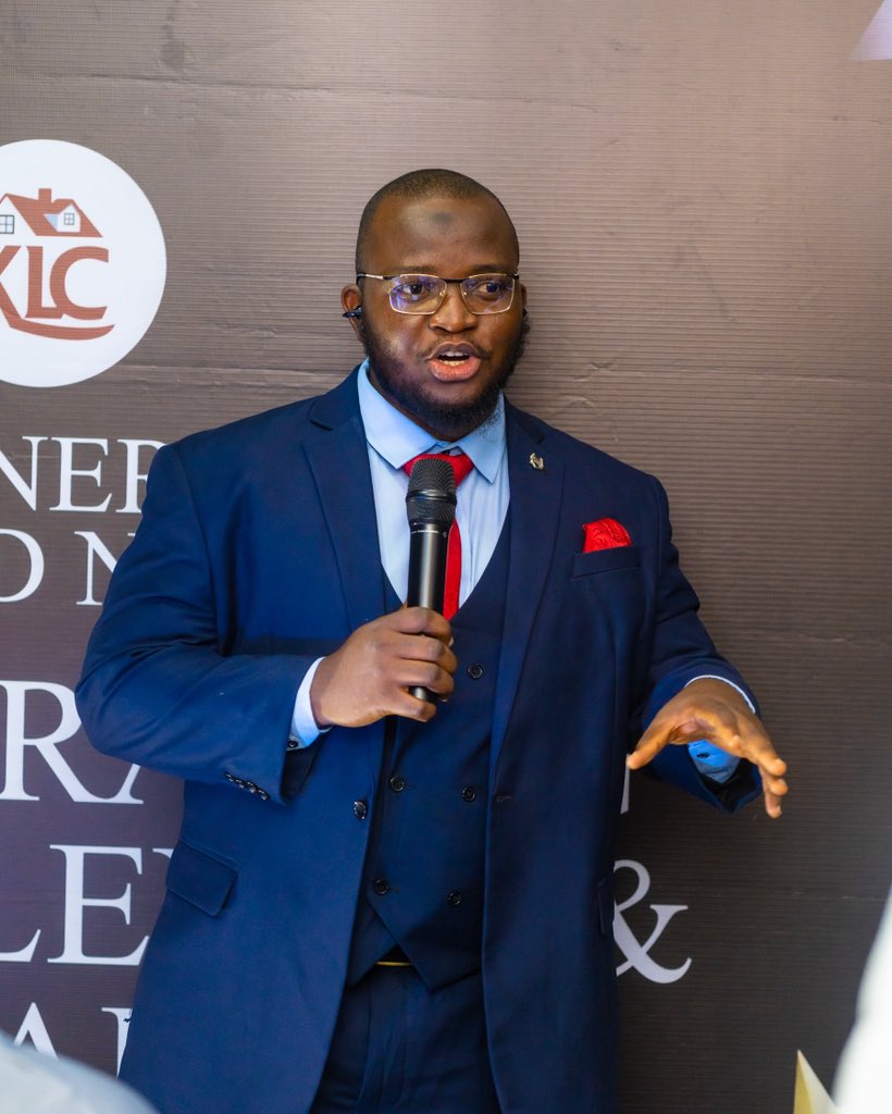 usmanade_'s tweet image. Jesus Christ! 

And I look so healthy and strong.