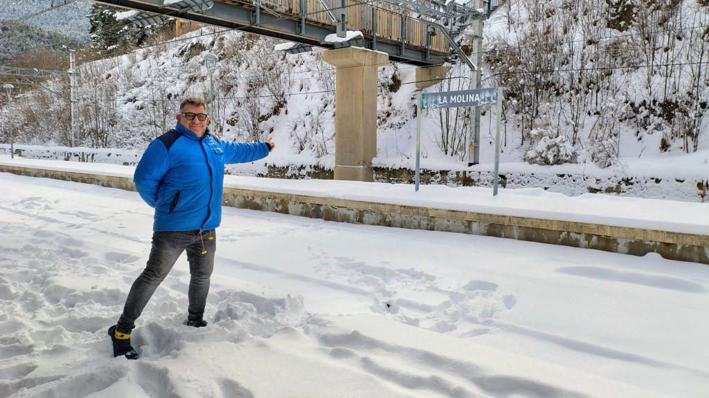 David_Albalate's tweet photo. @rod3cat sense vía visible a #LaMolina Hi ha Gent amb maletes a l'estació... https://t.co/7U6nYE3VOF