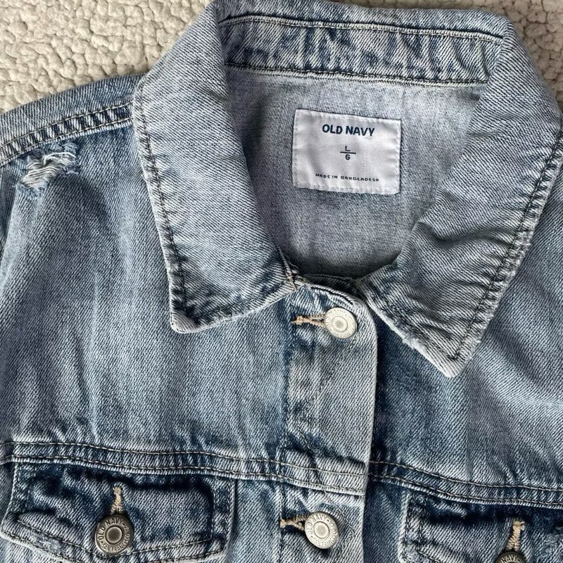 เสื้อแจ็คเก็ตยีนส์ old navy

Size: อก44 ยาว 24

Price: 250.-

#เสื้อผ้ามือสอง #ส่งต่อเสื้อผ้ามือ2 #ส่งต่อเสื้อผ้ามือสอง #ส่งต่อเสื้อผ้า #vghbkk #stylistshop #ส่งต่อuniqlo #ส่งต่อhm #เสื้อแจ็คเก็ตยีนส์ #แจ็คเก็ตยีนส์ #ส่งต่อoldnavy