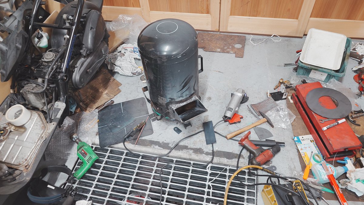 んで、コレ何なのよ？と言われるといわゆる「廃油ストーブ」ってヤツ