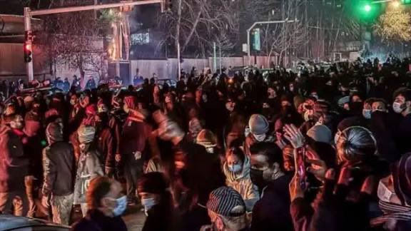 در هیاهوی شیاد ! قیام آزادی محو در غبار شعار فاشیست . 

در تاریخ مبارزاتی آزادی و آزادی خواهی از غرب دور تا سیبری سرد و همچنان بالکان غرق در خون و شرق مبارز ، آزادی خواهان شعارهای آزادی خواهانە از جملە نە بە دیکتاور و بلە بە آزادی و همچنان شعارهایی در مسیر آزادی زندانیان سیاسی و