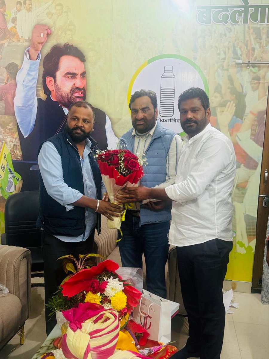 आज RLP सुप्रीमो नागौर सांसद हनुमान बेनीवाल जी से मिलकर जन्मदिन की बधाई दी।<a href="/BhimArmyChief/">Chandra Shekhar Aazad</a> <a href="/VinayRatanSingh/">Vinay Ratan Singh</a> <a href="/hanumanbeniwal/">HANUMAN BENIWAL</a> <a href="/AzadSamajParty/">Aazad Samaj Party - Kanshi Ram</a>