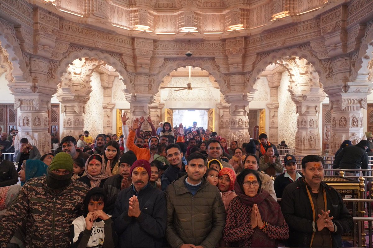 आज श्री राम जन्मभूमि मंदिर में विराजमान प्रभु  श्रीराम लला के बाल रूप और श्री राम परिवार के दिव्य दर्शन

Today, devotees were blessed with the divine darshan of Shri Ram Lalla Prabhu in His child form, along with the sacred and divine darshan of the Shri Ram Parivar, enshrined at
