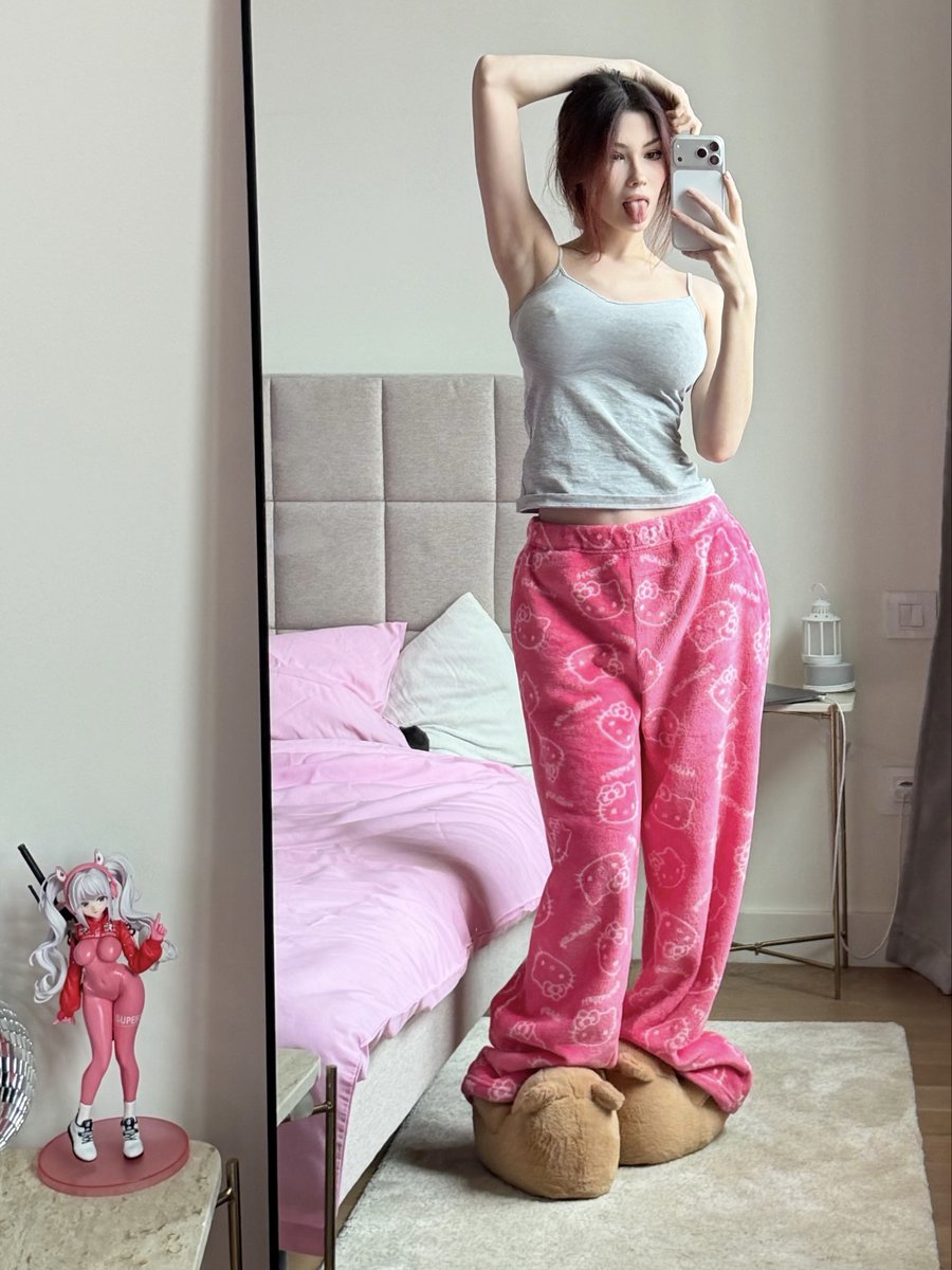 honest question: do u prefer when a girl dresses up or when she's comfortable being herself? 

cuz i'm always in pajamas at home but idk if i should try harder for u 🥺