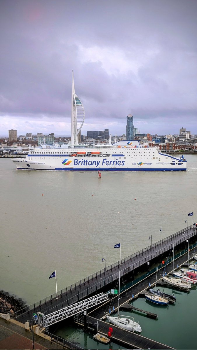 myartfoodtravel's tweet photo. 🇫🇷🚢 Guillaume de Normandie of Brittany Ferries is sailing into Portsmouth today.
#BrittanyFerries #Ouistreham #GuillaumedeNormandie #PortsmouthHarbour #ChannelCrossing #ShipSpotting #FerryLife #Travel https://t.co/erjt18qIhU