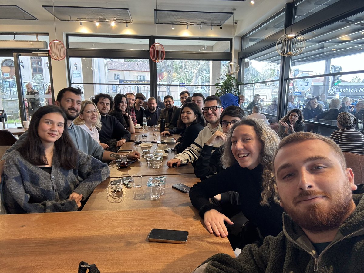 CHP Sarıyer Gençlik Kolları olarak, Genç Mahalle Temsilcilerimizle belediyemize ait Güverte Sosyal Tesisleri’nde kahvaltı soframızda bir araya geldik.
Dayanışmanın, enerjinin ve umut dolu sohbetlerin olduğu bu güzel buluşmada; mahallelerimiz için yapacaklarımızı konuştuk, yol