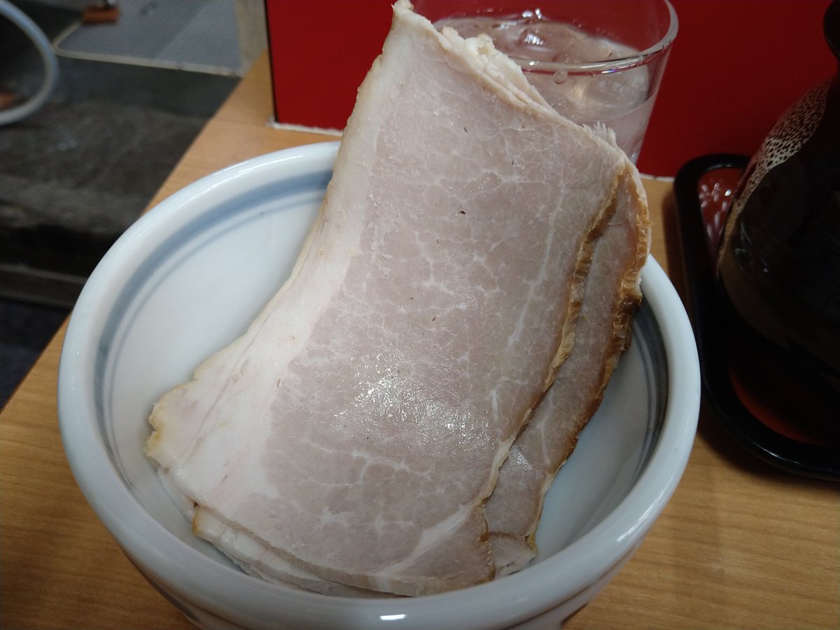 千葉家
ラーメン並＋チャーシュー
優しい口当たりながら旨味溢れるスープで唯一無二な味わい!このスープと相性抜群の酒井製麺、しっとりしたチャーシューも何時も美味しい♪
心まで満たされる一杯！