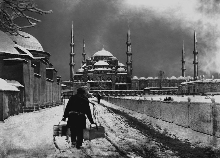 Ülkü Tamer, Çünkü Çarşılardan Geçtim:

"neden öldüğümü anlamayacaklar, çünkü güneşler doğar çarşılar üzerine,
getirip develerini yıkmışlar, gümüş çadırlarını kurmuşlar, zencefil satıyorlar hatta,
ateş yakıyorlar geceleri, bazan namaz kılıyorlar, sevişiyorlar boş vakitlerinde;