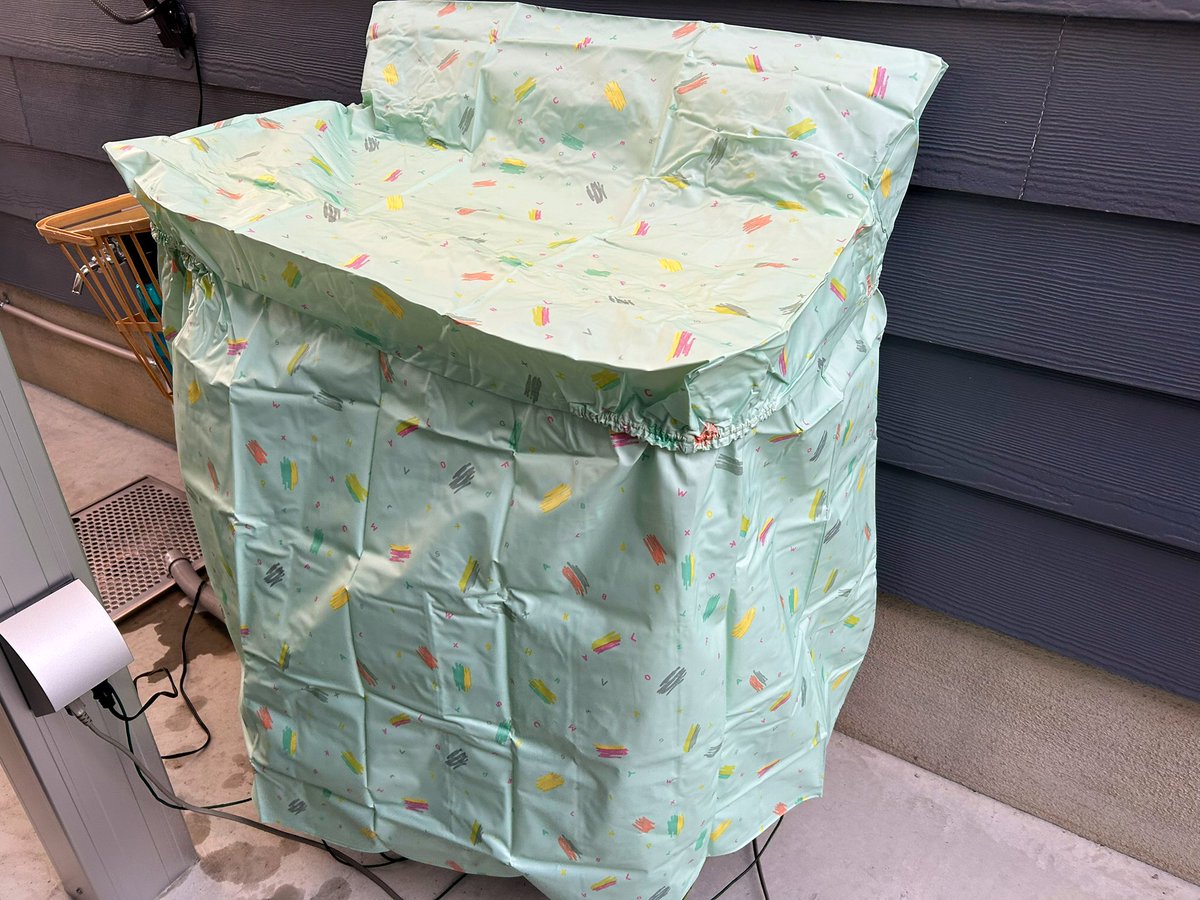 雑巾専用の銀河君、屋根はあるけど心許ないのでカバーを着せてみた。
生地が30年以上経って硬化しておりガチガチです。