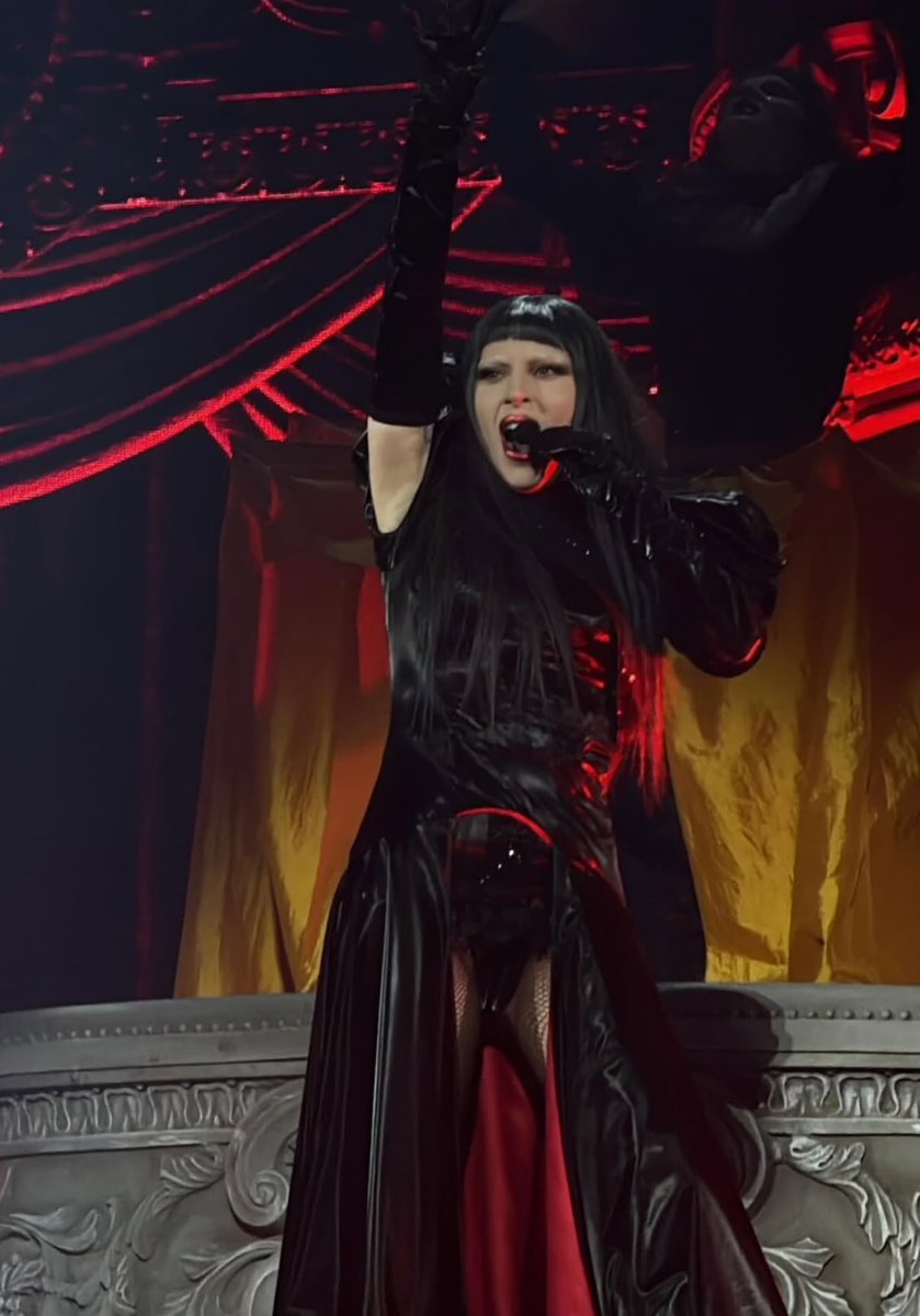 MAYHEMBallTour's tweet image. Better look at Lady Gaga's new gown at N1 of The MAYHEM Ball in Tokyo.