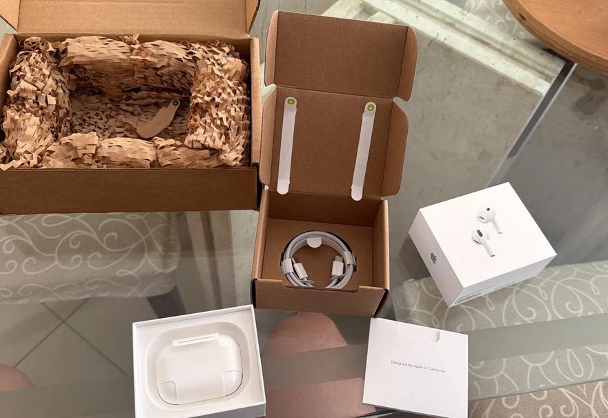 ShishirShelke1's tweet image. Apple didn’t include a cable with AirPods Pro 3, but apparently if you buy it in Brazil you do get a cable… that too in a separate box 😭