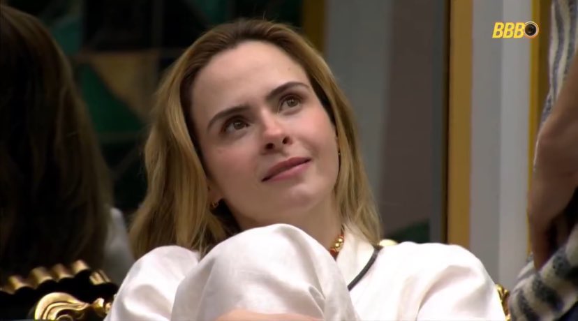 poponze's tweet image. Milena: "Sabia que minha irmã não tem bunda?"

Ana Paula: "Claro que tem."

Milena: "A bunda dela é pra dentro igual a sua."

Ana Paula: "Ah, vai tomar no meio do seu c*, tia Milena. Isso é hora?" 

ESSE DIÁLOGO KKKKKKKKKKK  #BBB26