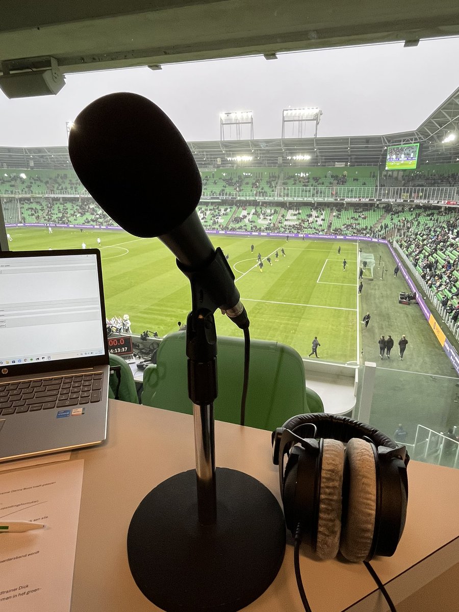 MilcoScheper's tweet photo. FC Groningen- Fortuna Sittard. Hetzelfde affiche waar ik vorig jaar (verrekte zenuwachtig) voor het eerst de microfoon in handen kreeg. De tijd gaat snel! https://t.co/pS22zhsjAE