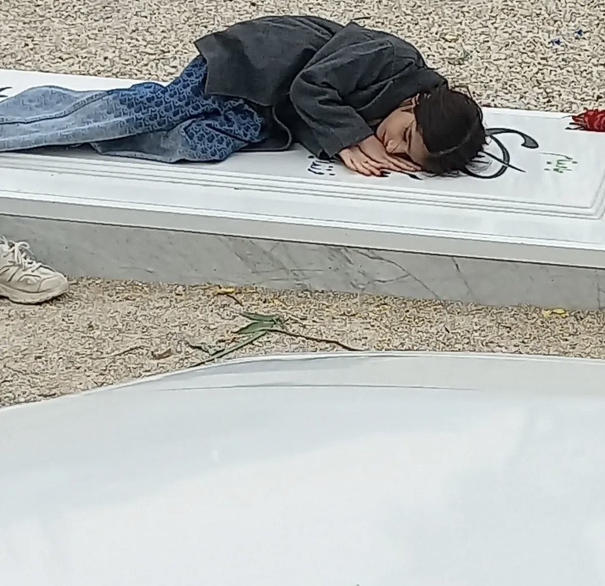 LauraCarrax's tweet image. La pequeña Aysan Zarei se aferra desesperadamente a la tumba de su madre en Nurabad Mamasani. Con solo 30 años, fue herida por terroristas islamistas el 10 de enero y posteriormente ejecutada.