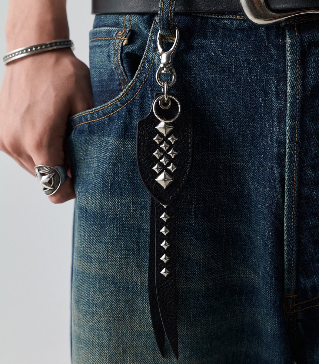 CALEE STUDS LEATHERS SHORT KEY RING 素材にはシボ感のあるレザーが
