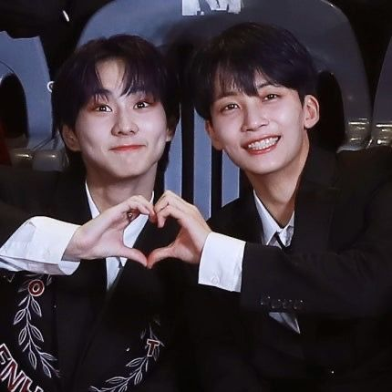 cheolhanglazer's tweet image. he birthed him btw