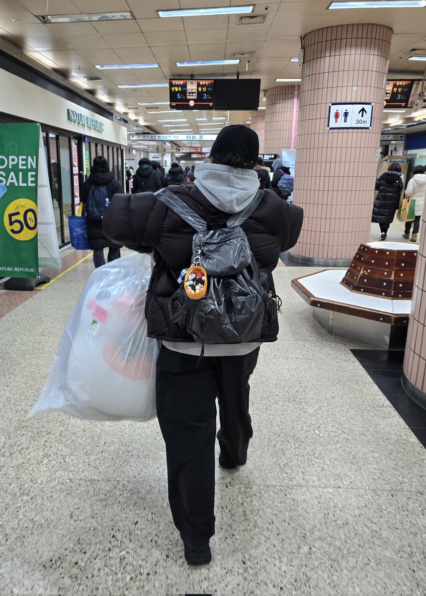 yoovely__mom's tweet image. 2026.01.25
생일 주인공 준호보다 더 많은 축하를 받은것 같음 🥹 
먼 길 떠나는 대왕펭펭이 🐧🐧
제가 곱고 곱게 잘 키워 볼게요💛
준호야~펭펭이가 잘 지내는지
사.계 사진도 잘 올려볼게 💛 
진심으로 생일 축하하고 진심으로 고마워🥹🥹
#이준호 #LEEJUNHO #STUNNINGUS