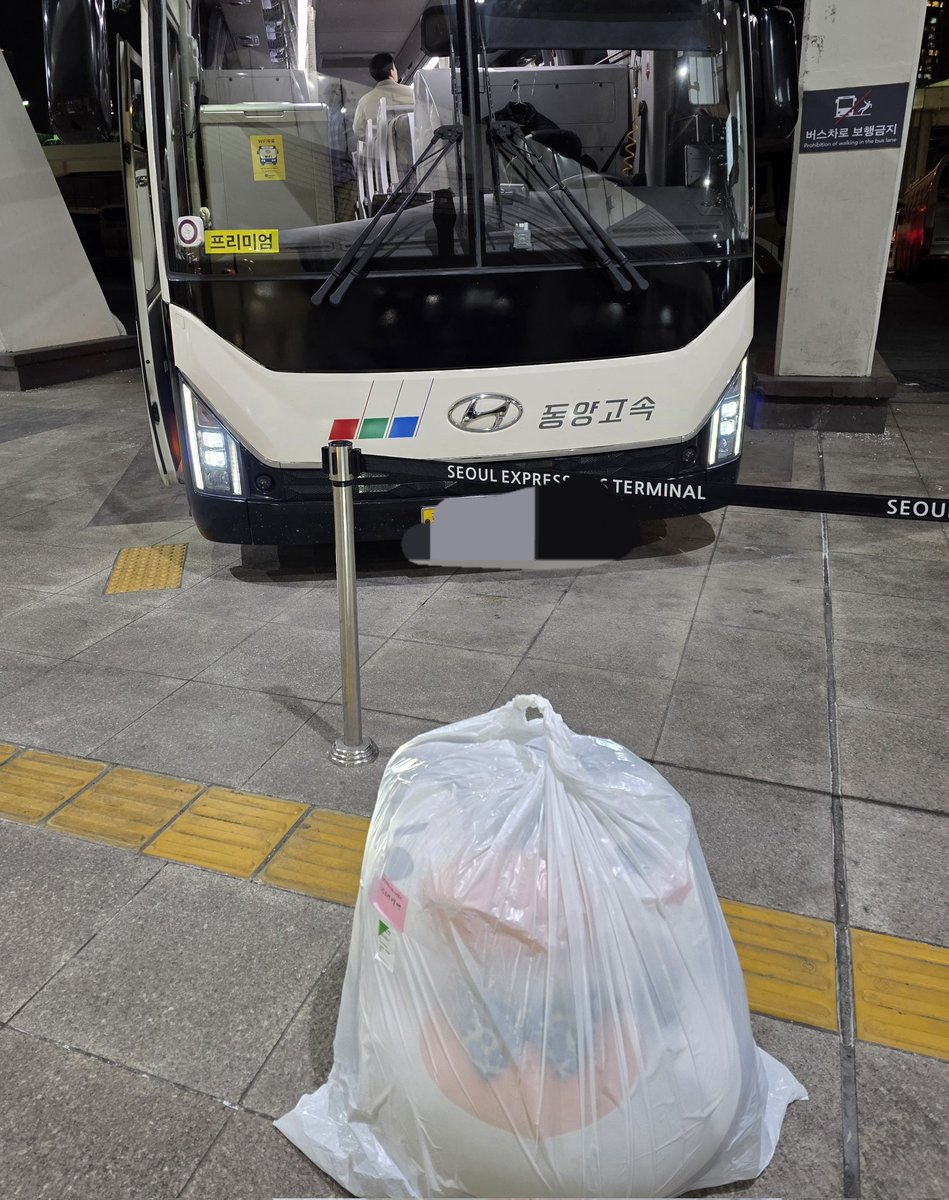 yoovely__mom's tweet image. 2026.01.25
생일 주인공 준호보다 더 많은 축하를 받은것 같음 🥹 
먼 길 떠나는 대왕펭펭이 🐧🐧
제가 곱고 곱게 잘 키워 볼게요💛
준호야~펭펭이가 잘 지내는지
사.계 사진도 잘 올려볼게 💛 
진심으로 생일 축하하고 진심으로 고마워🥹🥹
#이준호 #LEEJUNHO #STUNNINGUS