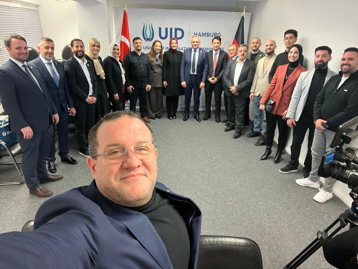 osman_goekalp's tweet photo. Kardeşlik; sevinci çoğaltan, acıyı paylaşarak hafifleten en güçlü bağdır…

Bizi ayakta tutan, birlikte atan yüreklerimizdir. Sofrada paylaştığımız ekmek, dualarımızda birleşen niyet, geleceğimize duyduğumuz inanç bizi güçlendirir.

Kardeşliğin olduğu yerde dayanışma büyür, birlikteliğin olduğu yerde umut filizlenir; samimiyet ve muhabbetin dokunduğu yüreklerde azim ve inanç pekişir.

Birlik, beraberlik ve kardeşliğimiz daim olsun…

@drbetulsayan