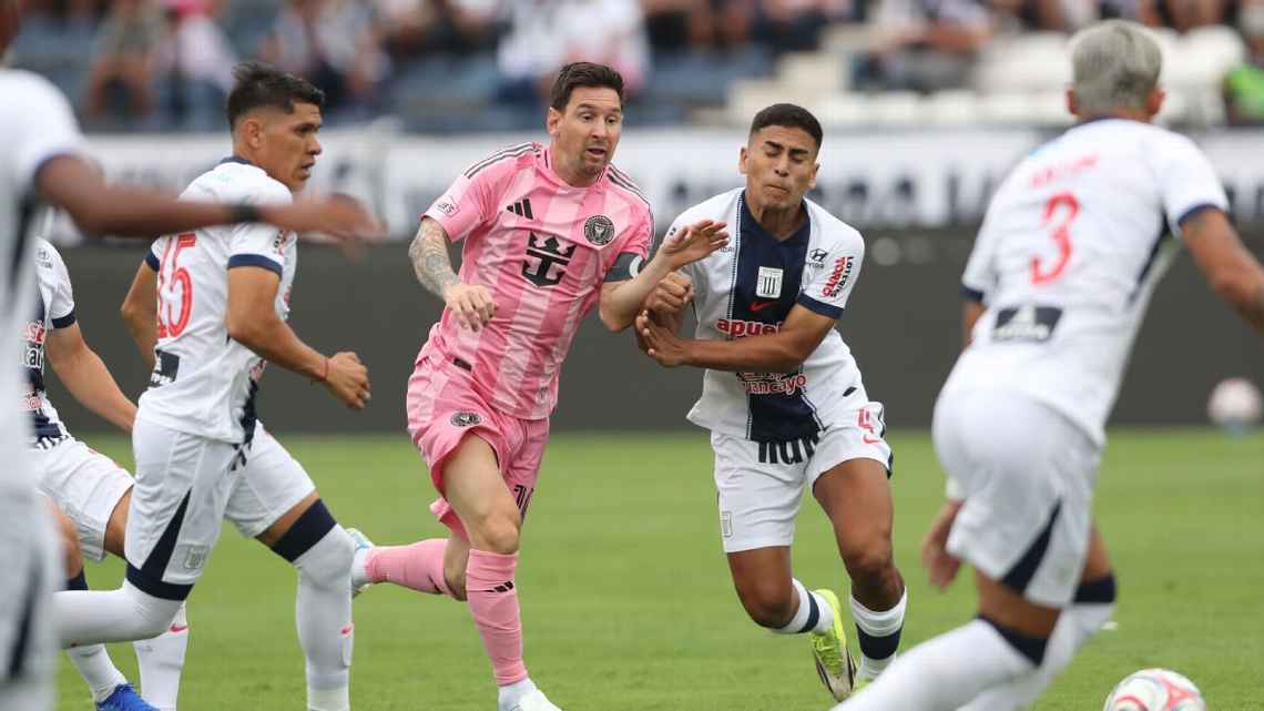 Tarde/Noche Blanquiazul con camiseta alterna. 

<a href="/ClubALoficial/">Club Alianza Lima</a>