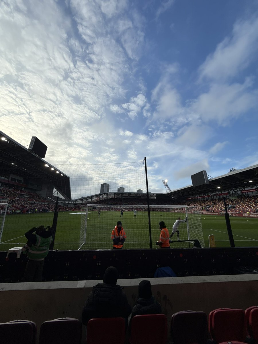 hunterbbets's tweet image. FIRST GAME IM ATTENDING IN LONDON!! COME ON YOU BEES!!!!! 🐝 🐝🐝🐝 BUZZED RN