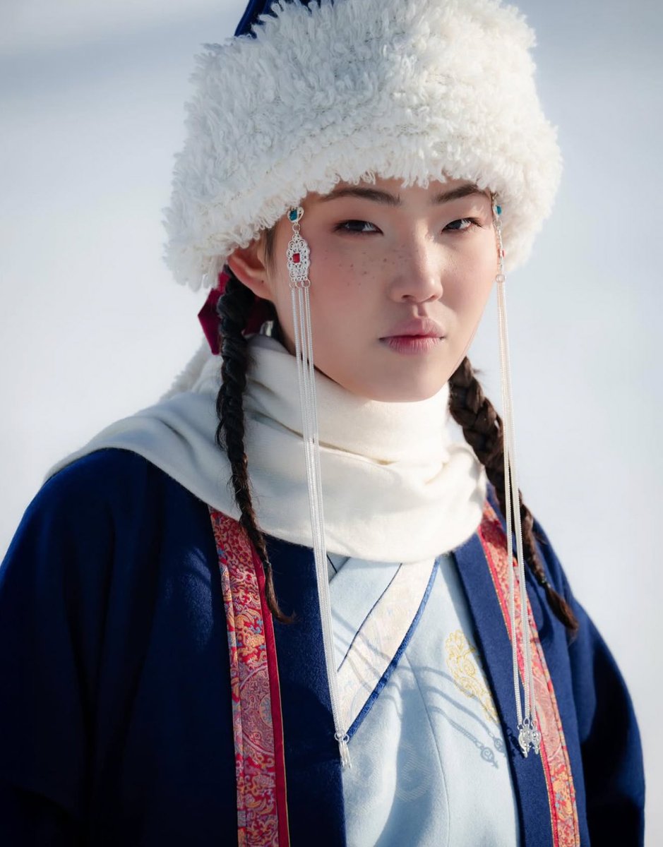 X-т сүүлийн 24 цагийн трэнд постоор монголчуудын өвлийн олимпын хувцас түймэрдэж бн. Зүгээр л зах зухаасаа өмссөн зүүссэн нь хүртэл баялаг сонирхолтой, онцгой ганган. Ухаад дуусахгүй баян соёлын өвтэй хүмүүс шүү.