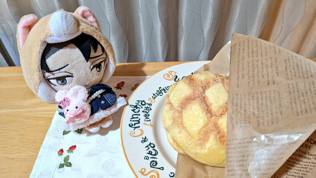 おでけけだとはりきっておしゃれしたのに、ぽちの休日出勤につきあわされてがっかりのぱぴ🥺
ごめんねごめんね
おわびに711のほかほかメロンパンだよ！
#ぱぴりれんらくちょう