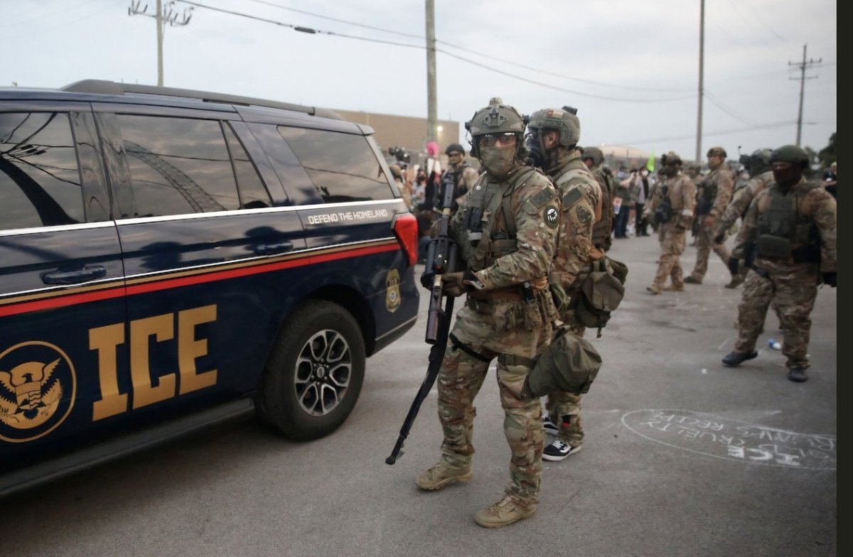 ErnestoEkaizer's tweet image. APUNTE Los que votéis a Vox por cabreo o voto de castigo tenéis en EEUU el espejo. También allí la gente votó a Trump en señal de cabreo, incluso muchos a los que Trump ha deportado y deporta. Y esa gente se lamenta porque ha puesto a un aprendiz de Hitler en la Casa Blanca.