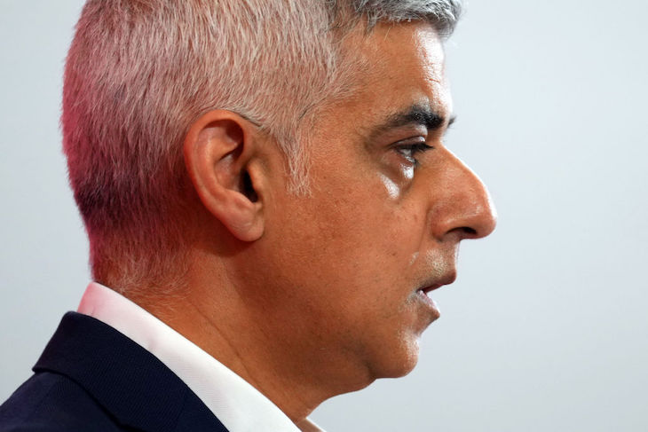 TheBritishIntel's tweet image. 🚨 BREAKING: There was a rape every 54 minutes in London in 2025.

According to the Metropolitan Police, there were 9,744 reported rapes in London last year.

Total reported rapes by borough:

🚨 Croydon: 474
🚨 Southwark: 467
🚨 Newham: 465
🚨 Tower Hamlets: 460
🚨 Westminster:…