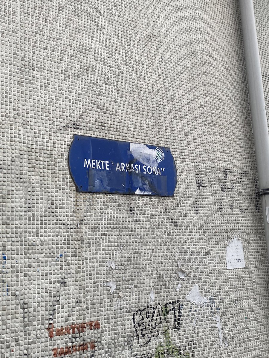 funcim's tweet image. Adı silinmiş tabelasıyla Mektep Arkası sokaktan Taş köprüye çıkan sadece bir kişinin sığdığı bu merdivenler Bakırköy için utançtır bence, ilk şikayetimiz de değil! @bkrbld @IBBcozummerkezi