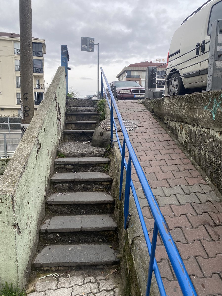 funcim's tweet image. Adı silinmiş tabelasıyla Mektep Arkası sokaktan Taş köprüye çıkan sadece bir kişinin sığdığı bu merdivenler Bakırköy için utançtır bence, ilk şikayetimiz de değil! @bkrbld @IBBcozummerkezi