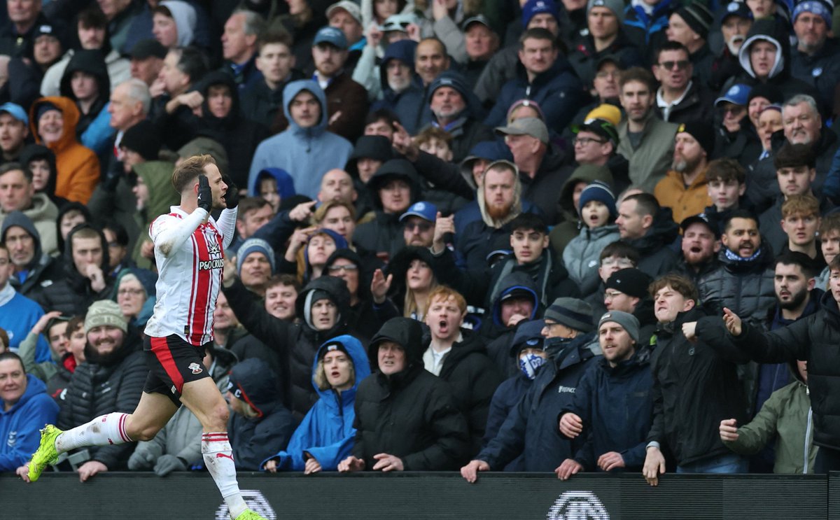 Leo Scienza running the length of the Fratton Park pitch is actually iconic 😂🤣