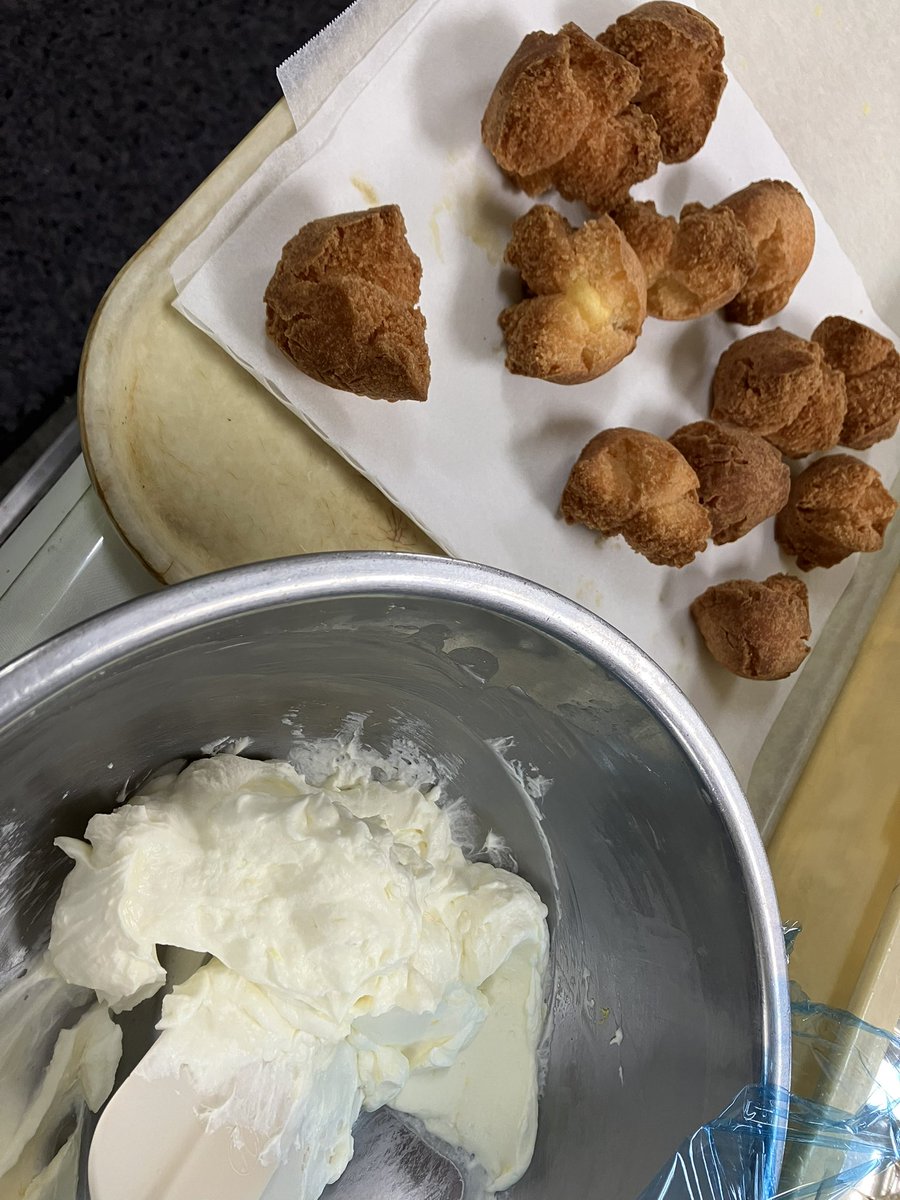 Perry74_'s tweet image. サーターアンダギー揚げてみた🌺
クリームはレモンの絞り汁とピールを混ぜて爽やかに！
めっちゃ美味しくできた～☺️