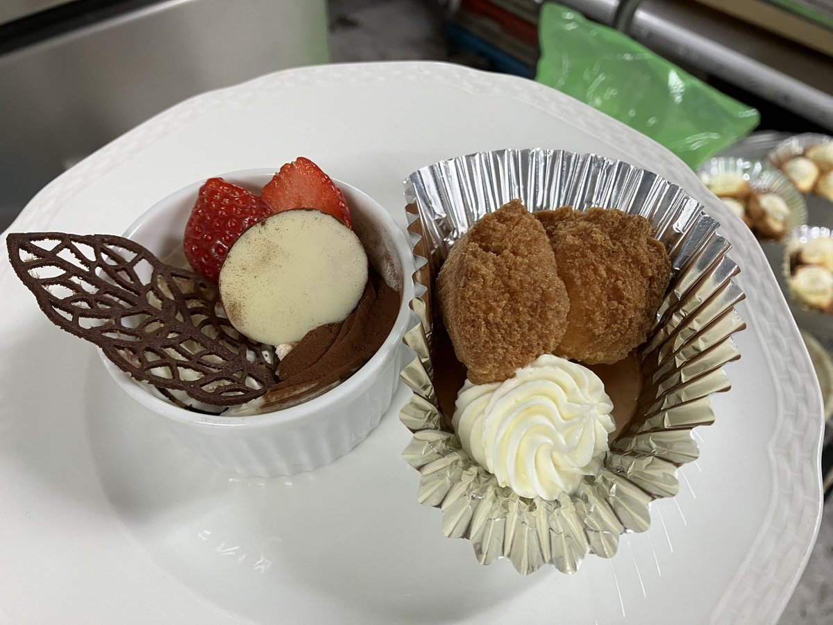 Perry74_'s tweet image. サーターアンダギー揚げてみた🌺
クリームはレモンの絞り汁とピールを混ぜて爽やかに！
めっちゃ美味しくできた～☺️